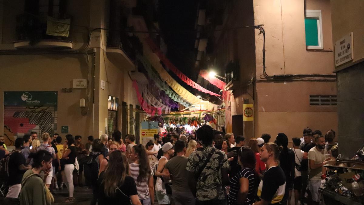 El carrer la Mare de Déu dels Desemparats de Gràcia en el primer divendres sense toc de queda, el 21 d&#039;agost passat
