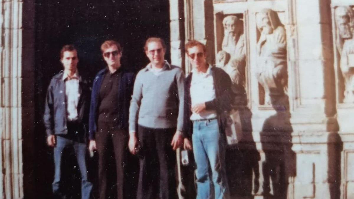 Prevost, primero por la izquierda, en la Puerta Santa (abierta) de la Catedral del Santiago, en el verano de 1982. | Cedida por Isaac G.M.