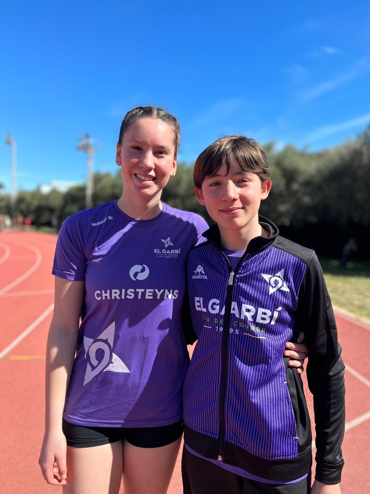 Los dos atletas del CC el Garbí que se colgaron sendas medallas de bronce