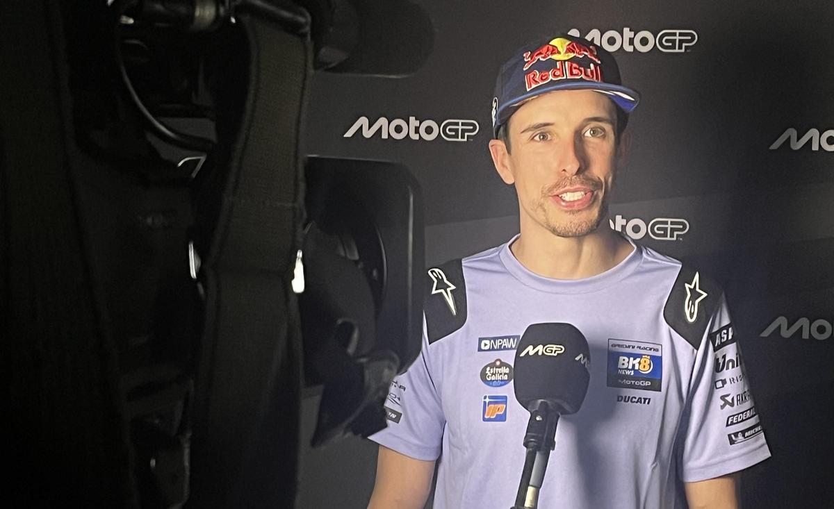 Àlex Márquez, subcampeón del mundo con Ducati, atiende a la TV de MotoGP.