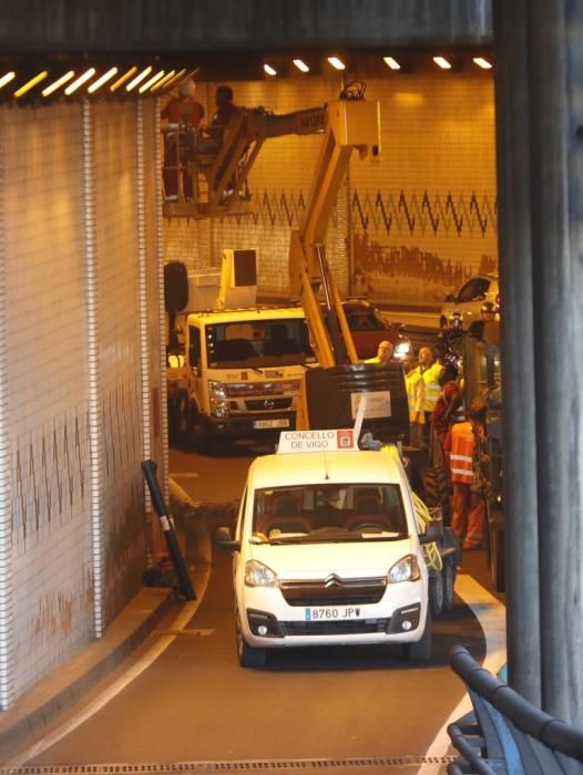 Un desprendimiento de azulejos corta una salida del túnel de Beiramar