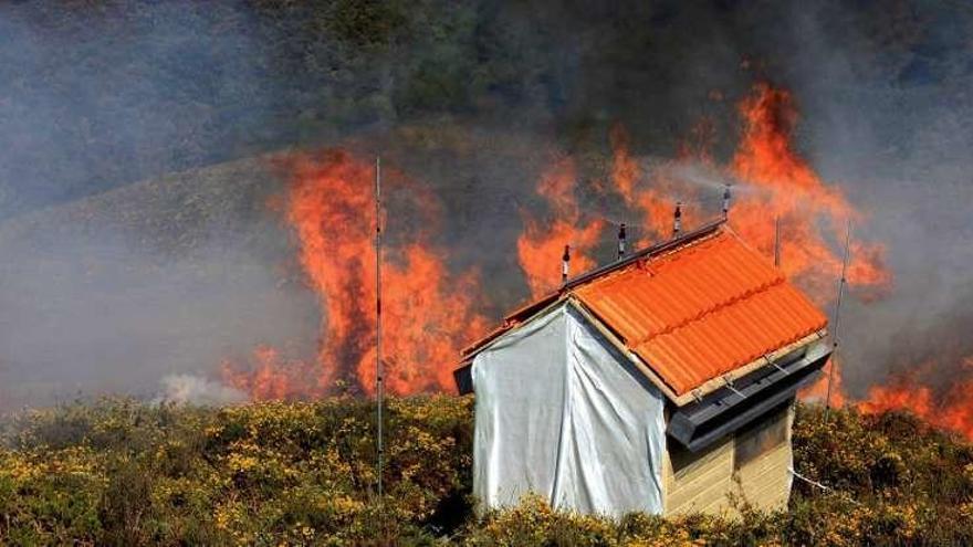 Ensayo para probar una tela sintética para proteger a las brigadas del fuego. // Efe / Universidad de Coimbra