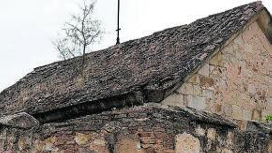 Actual estado de conservación del Polvorín de los Bloques, con grafitis, vegetación ysillares en ruina.