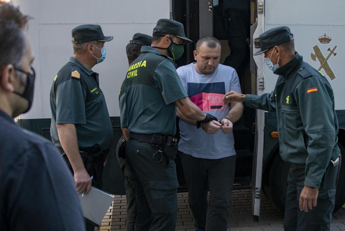 Los detenidos llegando a los juzgados de Ourense. // Carlos Peteiro Los detenidos llegando a los juzgados de Ourense. // Carlos Peteiro