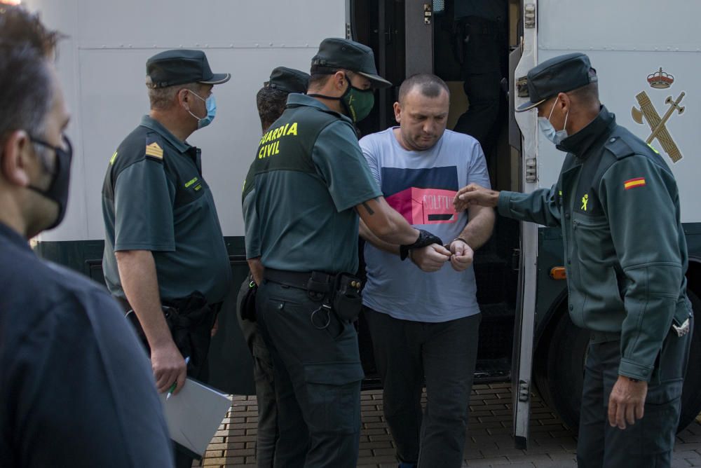 Los detenidos llegando a los juzgados de Ourense. // Carlos Peteiro