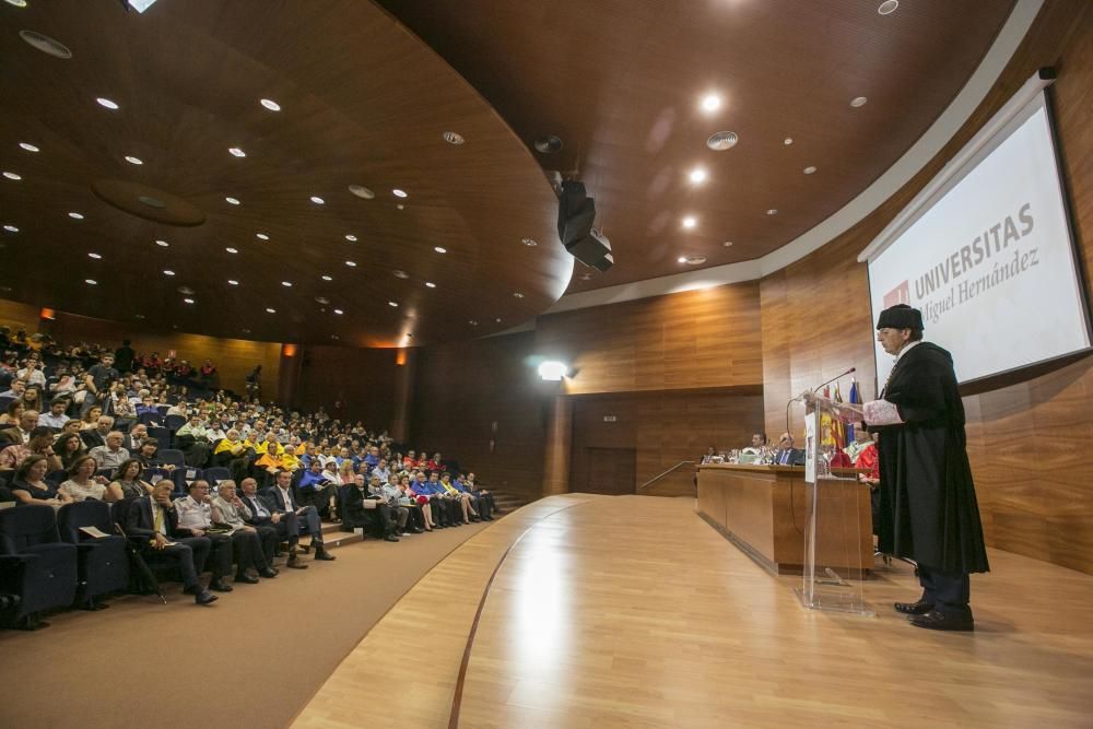 Honoris causa de la UMH a Tino Villanueva