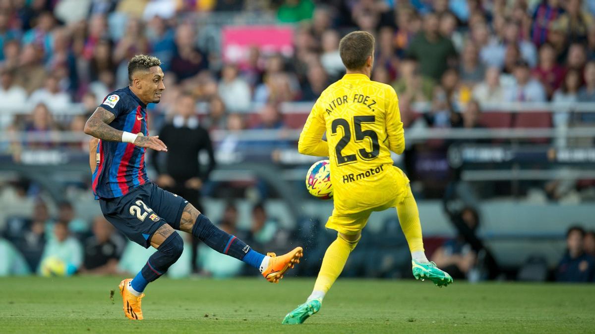 Raphinha intenta driblar sin éxito a Aitor Fernández en el Barça-Osasuna del Camp Nou.