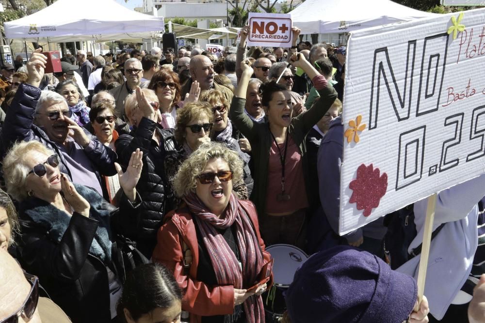 Tres generaciones llenan el parque de la Paz y acusan a los diferentes gobiernos de "olvidar" a los ciudadanos