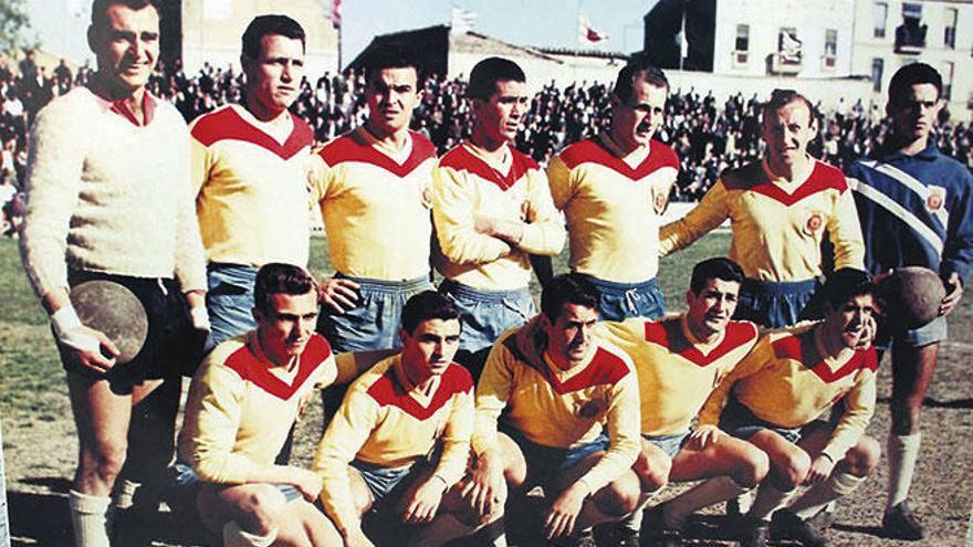 Alineación del Mallorca que en 1960 logró el ascenso en el campo del Levante.