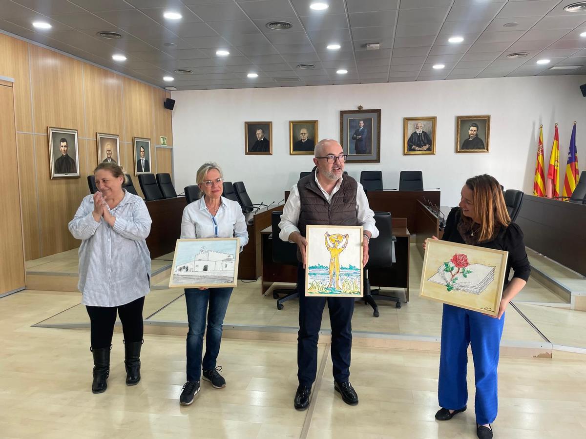 Serra, Bonet, Roig y Castellar posan con los cuadros de los usuarios de Can Raspalls
