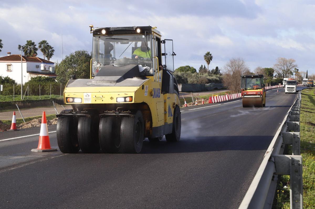 A.J.González Córdoba Asfaltado de la autovía A-4 A4 a la salida de la ciudad en dirección Madrid
