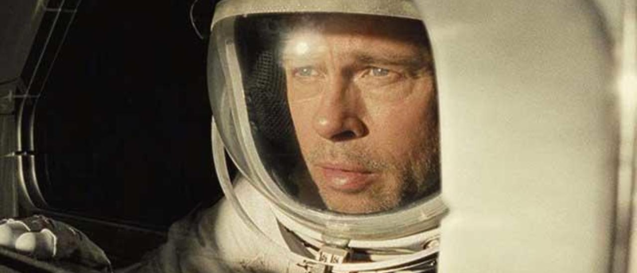 Brad Pitt, en modo astronauta.