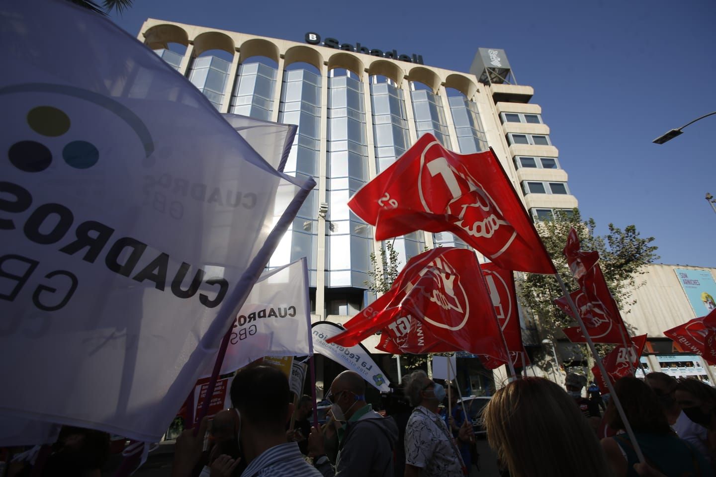 Protesta de los trabajadores del Sabadell contra el ERE frente a la sede del banco en Alicante