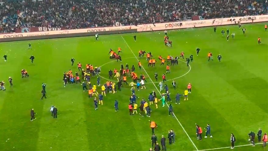 ¡Pelea y golpes en pleno césped entre jugadores y aficionados en Turquía!