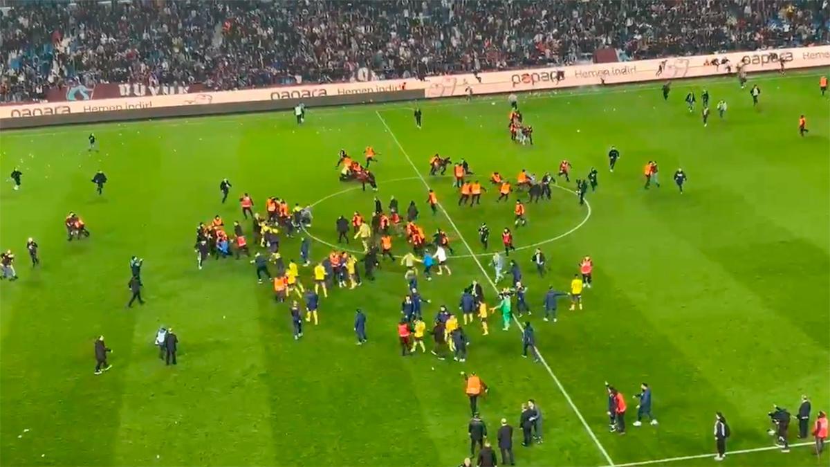 ¡Pelea y golpes en pleno césped entre jugadores y aficionados en Turquía!