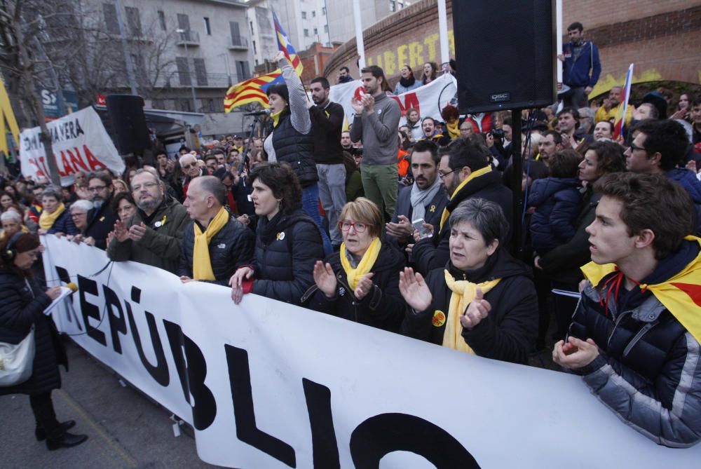 Milers de persones clamen per la llibertat de Puigdemont davant la subdelegació del govern de Girona