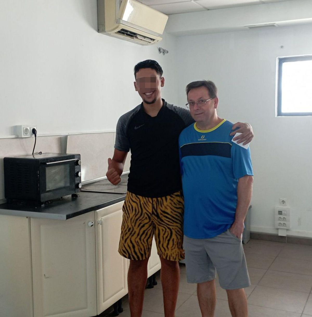 Con uno de los antiguos jóvenes sintecho.