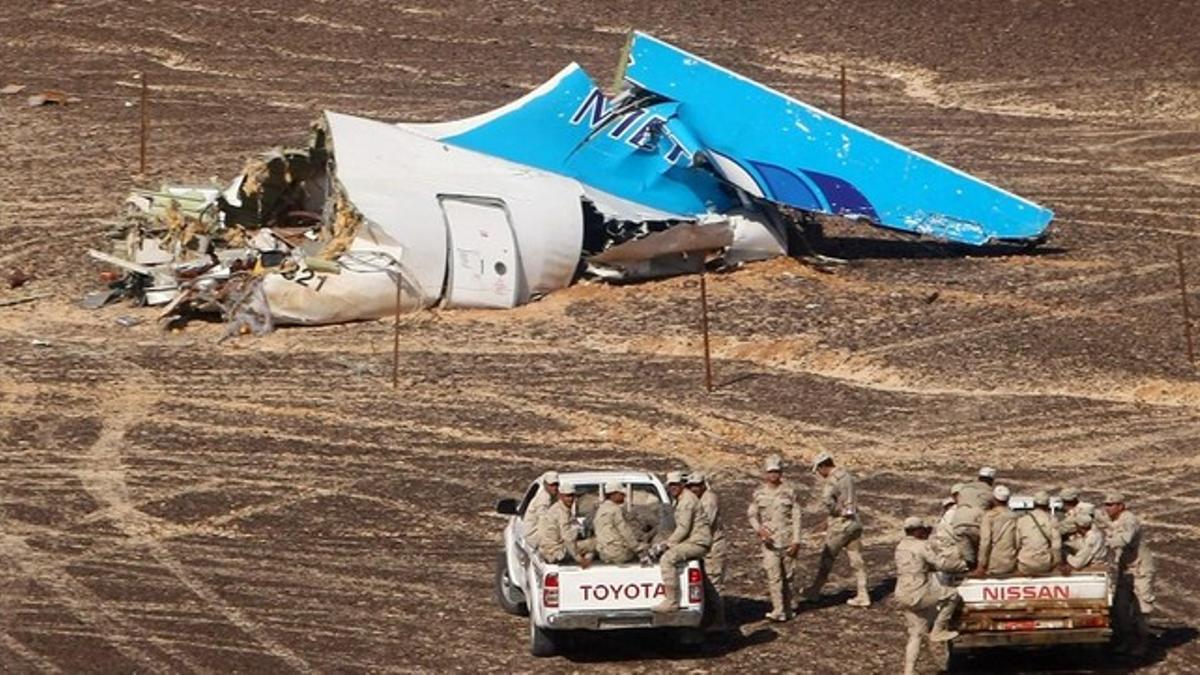 Vehículos militares se acercan al lugar del siniestro del avión ruso Airbus A321, en el desierto del Sinaí.