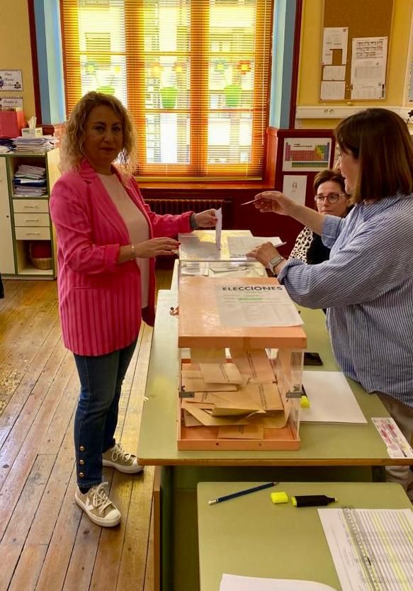 La alcaldesa de Lena, votando en el Jesús Neira.