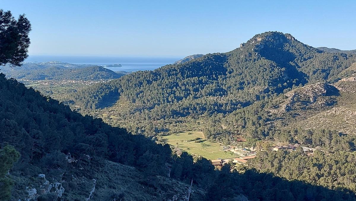 Mit zunehmender Höhe weitet sich der Blick. Im Hintergrund sind die Islas Malgrats bei Santa Ponça erkennbar.