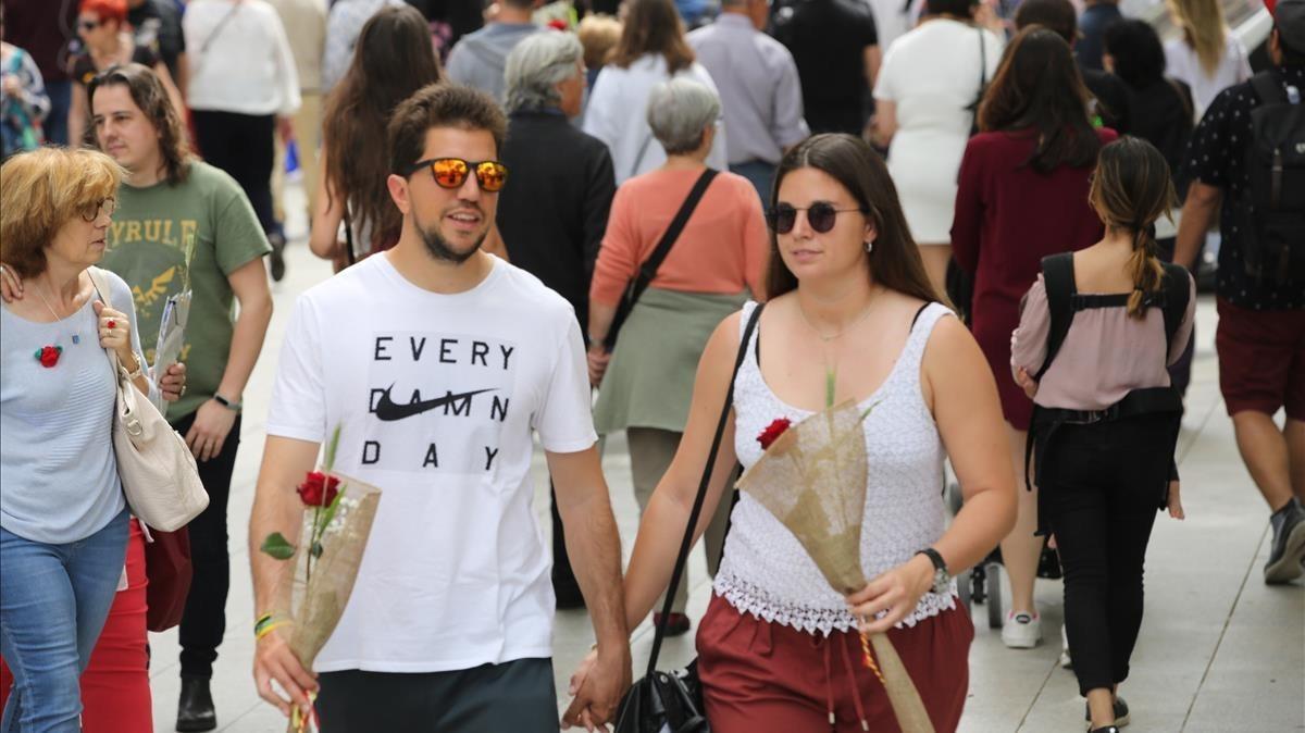 Una pareja de enamorados paseando por el centro de Barcelona.