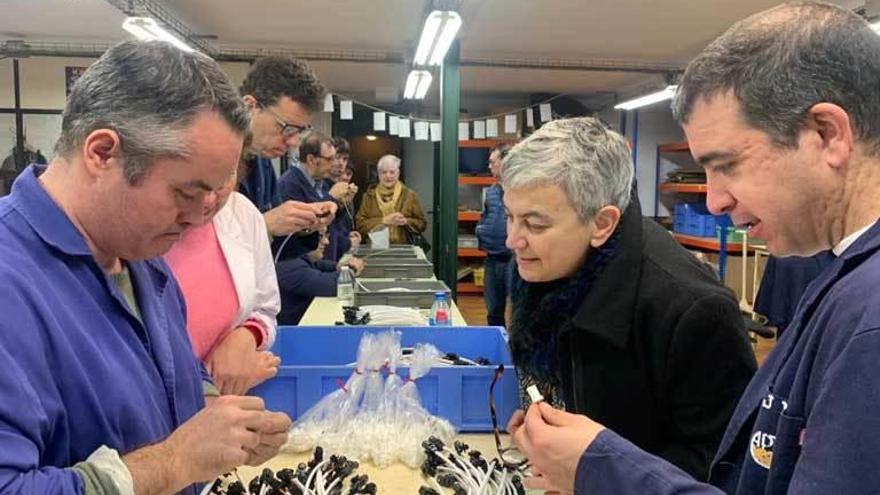 La alcaldesa, Ana González, con usuarios del centro de APTA.