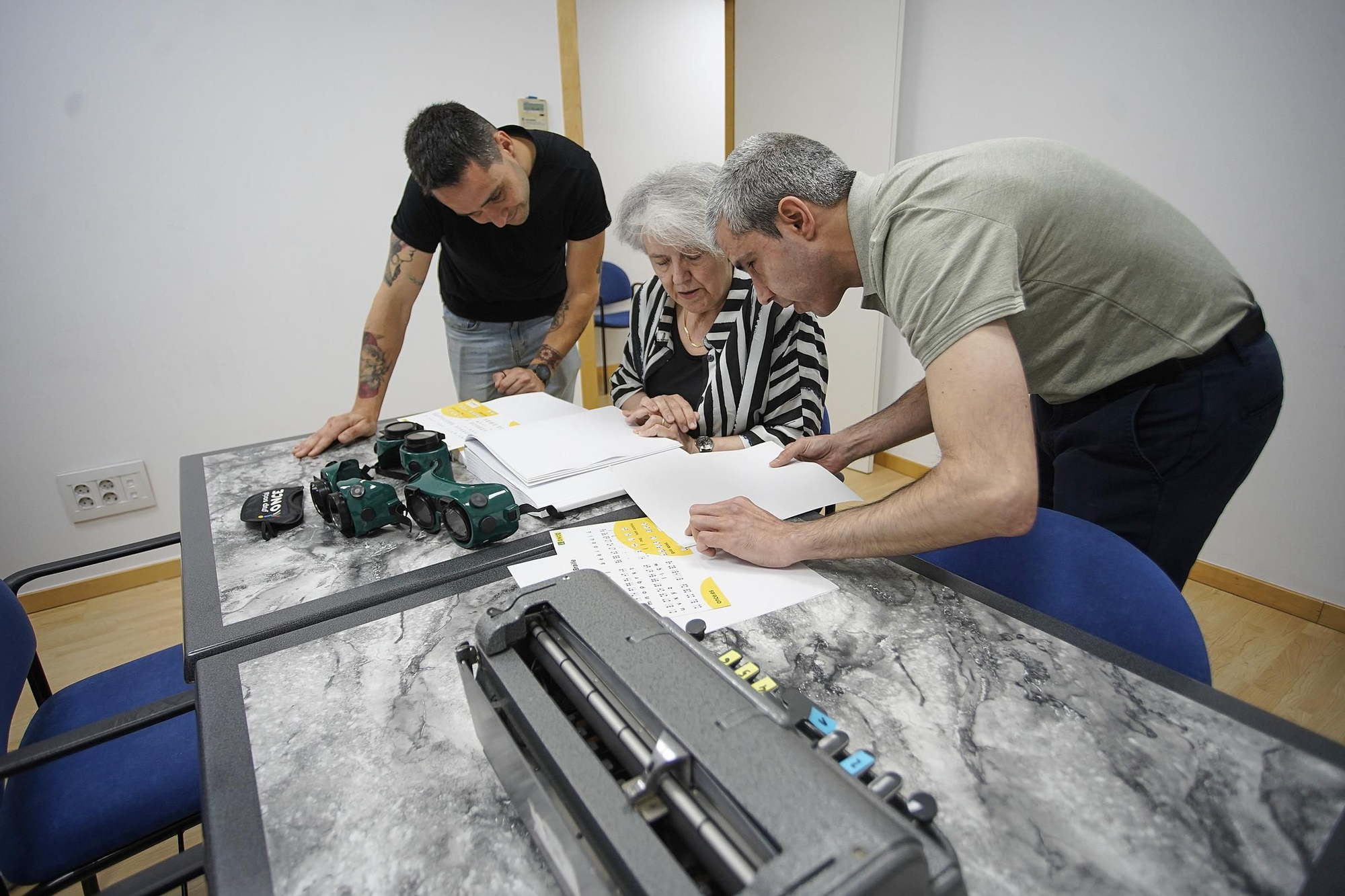 Les fotos de l’escriptora Maria Mercè Roca posant-se a la pell de les persones cegues