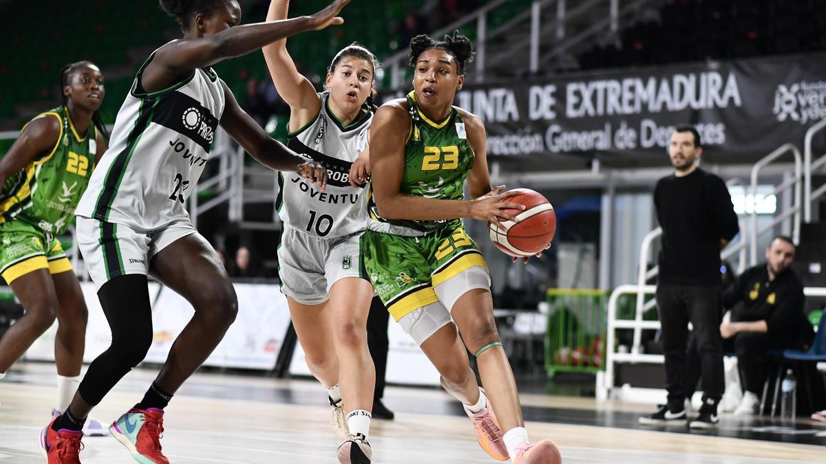 Bre Scott entra a canasta defendida por dos jugadoras del Joventut durante el partido del pasado miércoles.