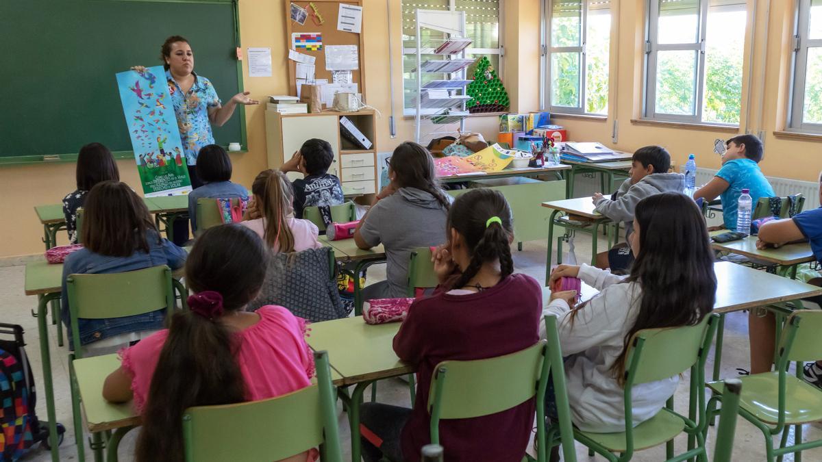 Una clase de niños en un colegio en una imen de archivo.