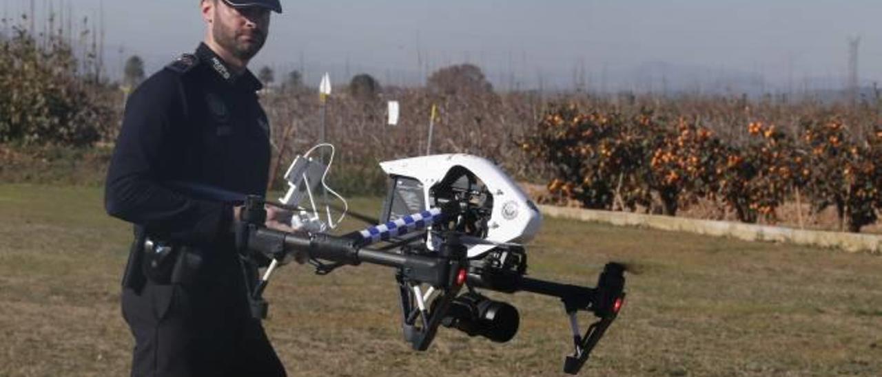 La Policía Local de Algemesí presentó el martes el dron que usará para vigilar robos en el campo.
