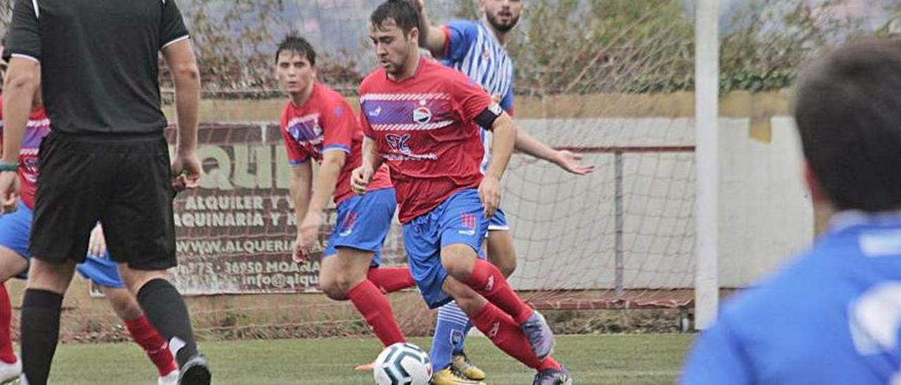 Un jugador del Domaio en el partido anterior en A Granxa. |  // S.Á.