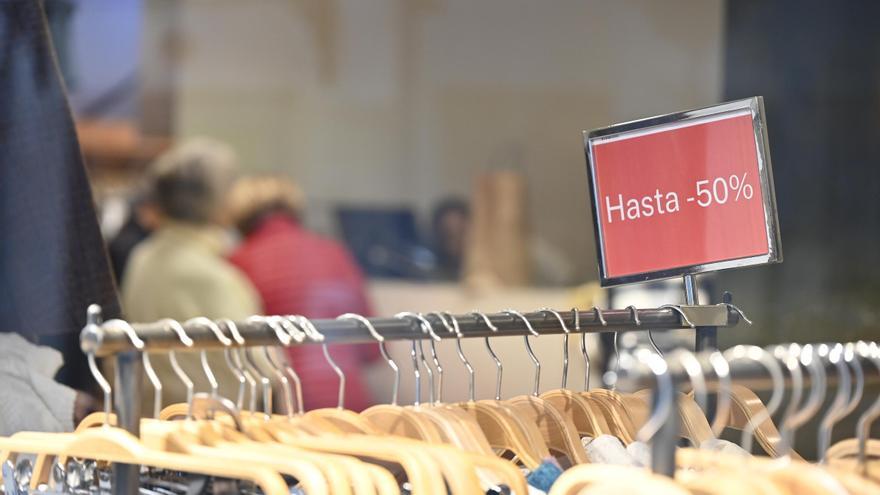 Encuesta: ¿Prevé gastar más dinero en las rebajas de este año?