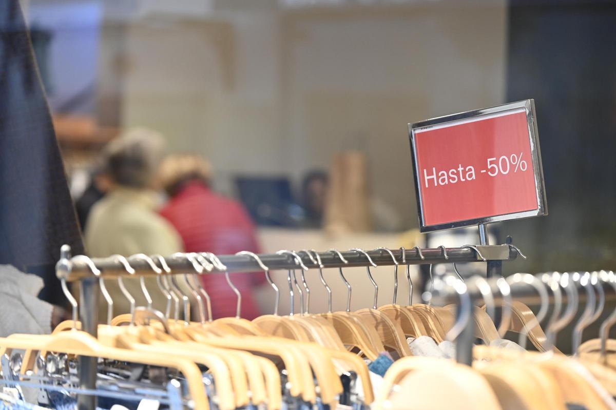 Rebajas en la tienda Cortefiel de Castellón.