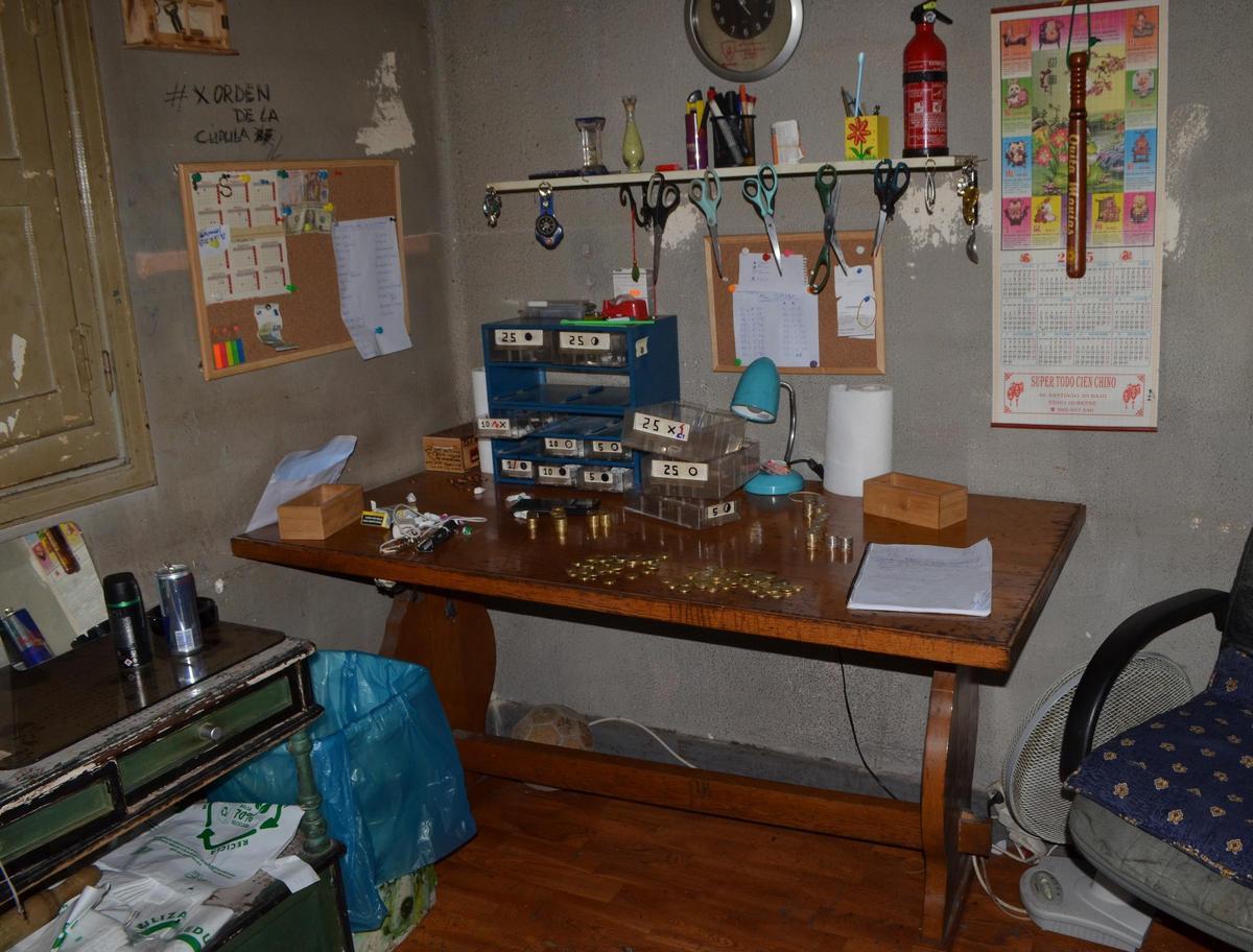 Una estancia de una narcocasa de Covadonga, con dosis de distintas drogas ya preparadas para la venta.