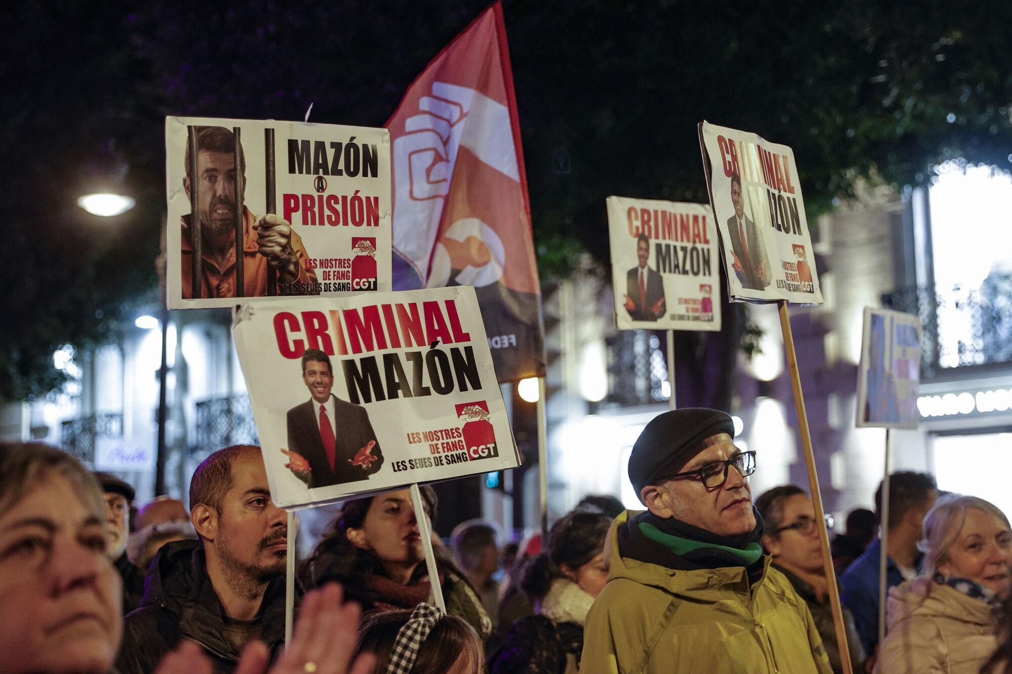 GRAFCVA5895. VALÈNCIA, 01/03/2025.- Miles de personas se han manifestado este sábado en la quinta manifestación convocada por entidades cívicas, sociales y sindicales bajo el lema 'Mazón dimisión', para exigir la salida del president de la Generalitat tras su "criminal gestión" de la tragedia, y cuya cabecera la abrían las asociaciones de víctimas de la dana del 29 de octubre. EFE/Manuel Bruque