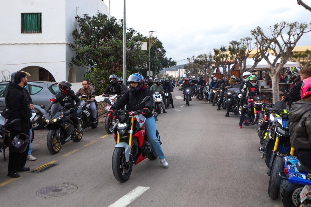 El cortejo fúnebre del Pitiús Team Motoclub al joven motorista fallecido en Ibiza