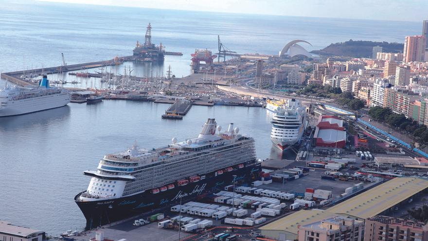 En la imagen, panorámica del Puerto de Santa Cruz de Tenerife con varios cruceros atracados.