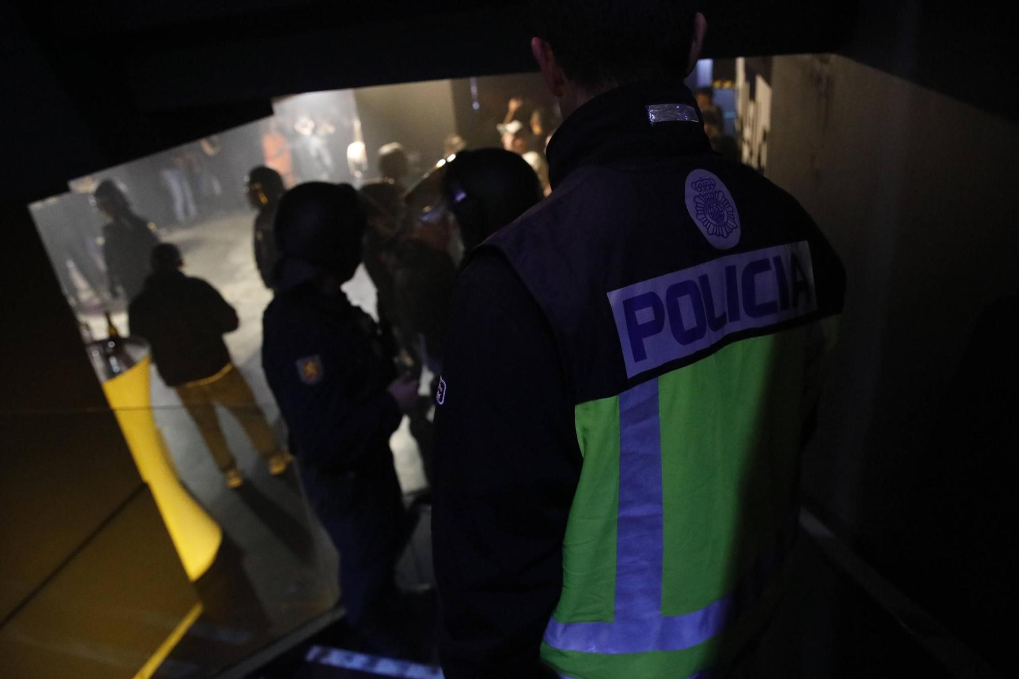 Así vigila la Policía Nacional las zonas de ocio nocturno en Gijón (en imágenes)