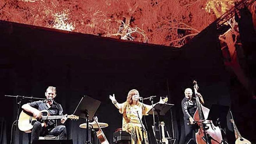 Maria del Mar Bonet, durante el concierto de Portocolom.