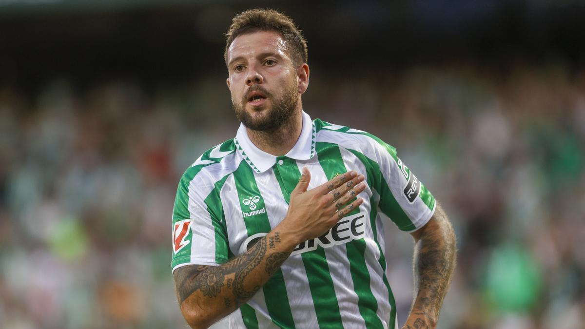 Aitor Ruibal, del Real Betis, celebra el primer gol ante Al-Ittihad Club, durante el partido amistoso disputado este sábado en el estadio Benito Villamarín de Sevilla.