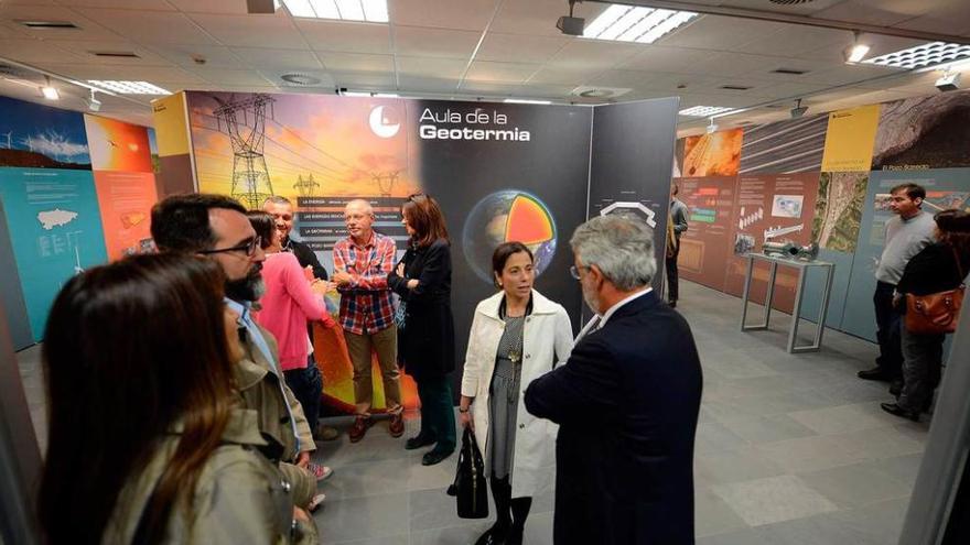 Asistentes a la inauguración del Aula de la geotermia de Hunosa en el campus de Mieres.