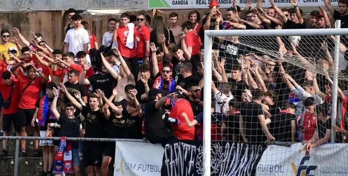 Aficonados de Atlético Saguntino durante un encuentro fuera de casa.