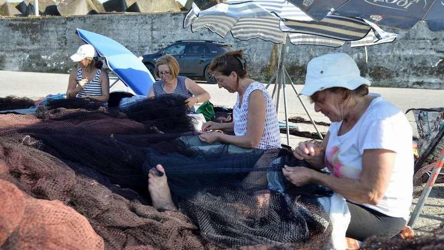 Grupo de mujeres rederas en el puerto de Portonovo. // Gustavo Santos