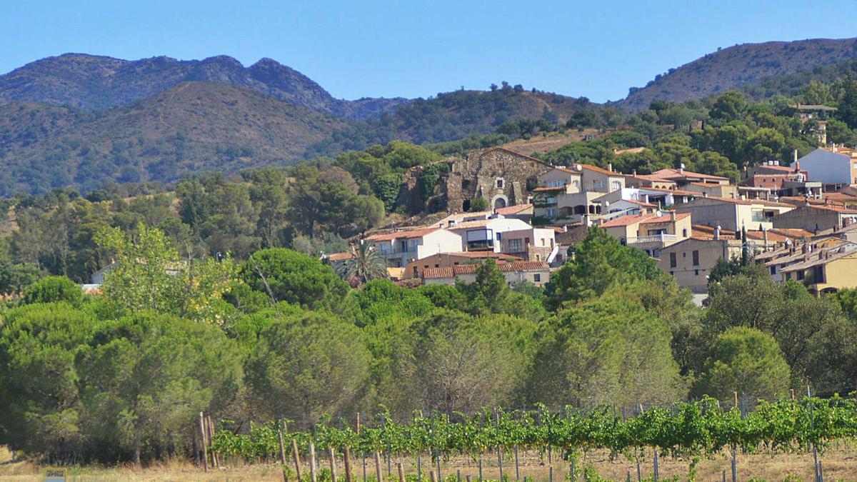 El petit poble de Vilamaniscle, envoltat de boscos, vinyes i olivars.  | SANTI COLL