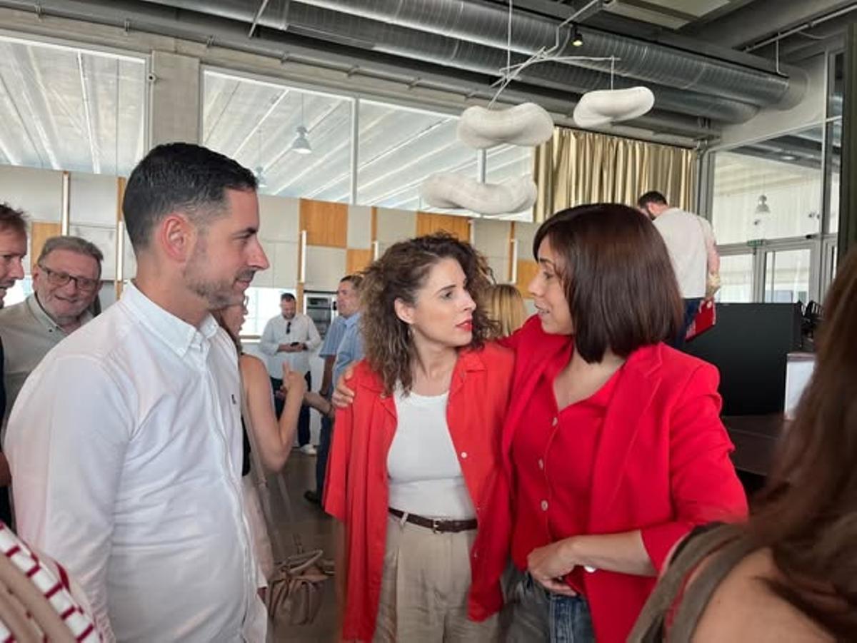 Diana Morant abraza a Cristina Mora en presencia de Carlos Fernández Bielsa, hoy en Dénia.