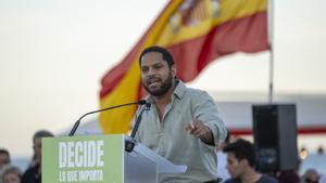 Ignacio Garriga, durante un acto de precampaña electoral de su partido, en la plaza del Mar, a 1 de julio de 2023, en Barcelona, Catalunya (España). Durante estos días de precampaña, de cara a las elecciones generales del 23 de julio, Abascal recorre ciud