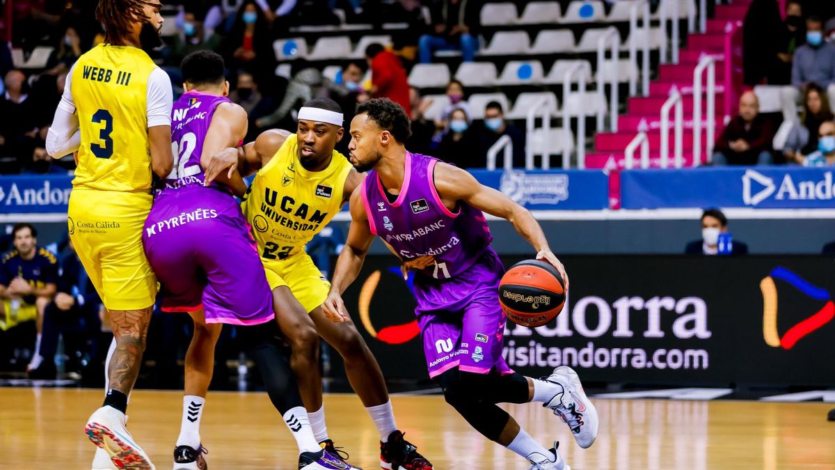 Los bases Isaiah Taylor y Celvin Hannah durante un tramo del partido.