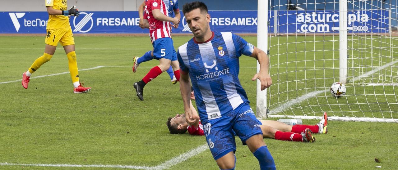 Natalio, en primer término, tras marcar uno de sus goles con el Real Avilés.