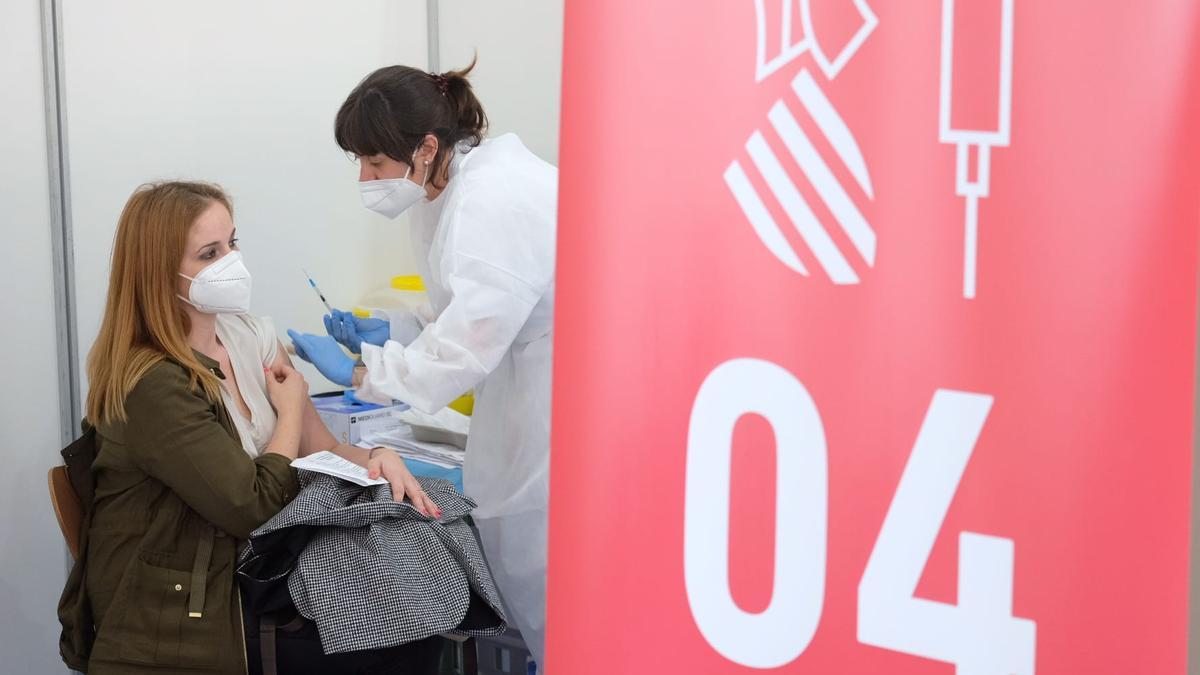 Uno de los siete puestos de vacunación montados en el Pabellón Azul de Elda.