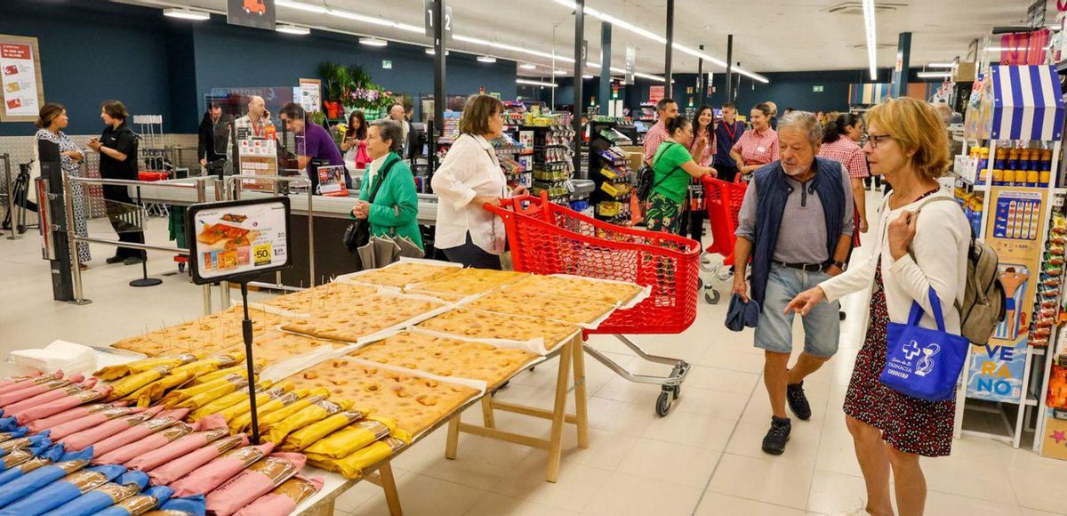 El día de apertura atrajo a centenares de clientes. |  Iñaki Abella